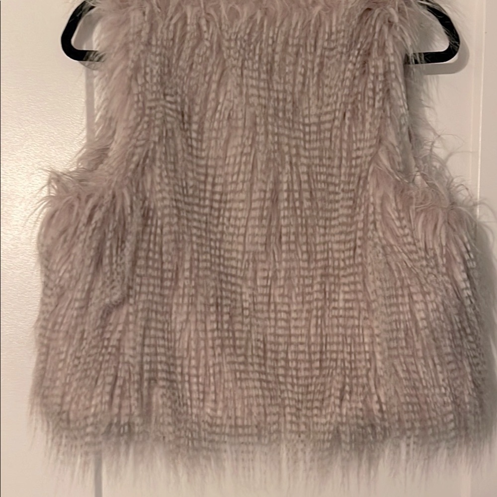 Chic Faux Fur Vest with Silver Grommet Accents Womans Size Small - Picture 9 of 9
